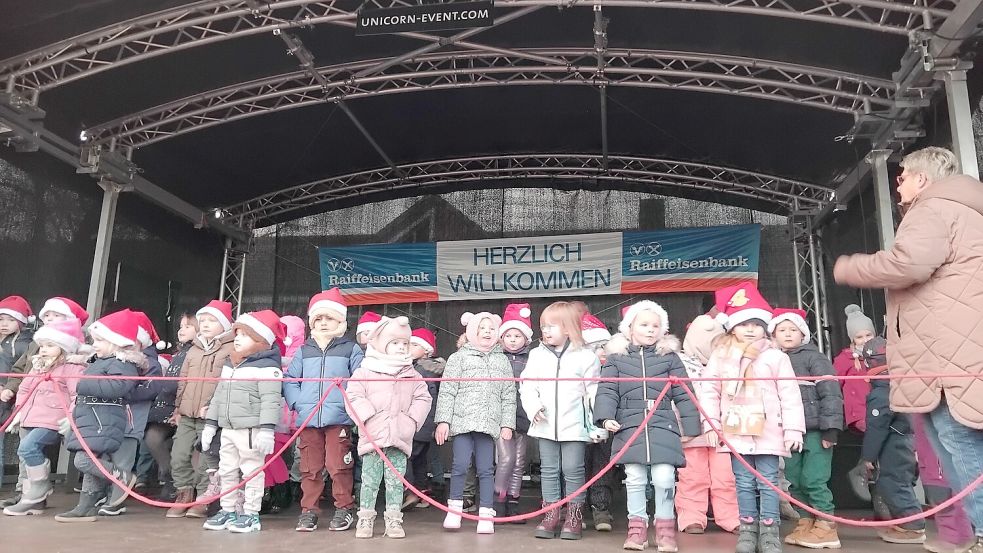 Viele Jungen und Mädchen aus den Schulklassen standen auf der Bühne. Fotos: Scherzer.