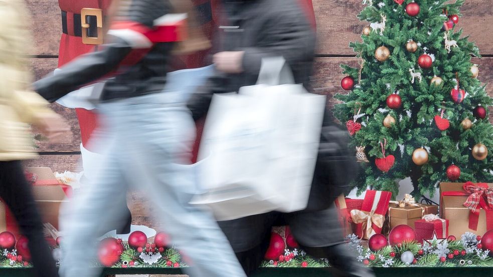 Für viele Einzelhändler gab es laut HDE einen anständigen Start in die heiße Phase des Weihnachtsgeschäfts. (Archivbild) Foto: Anna Ross/dpa