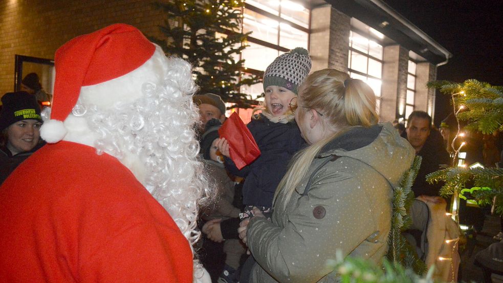 Der Nikolaus hatte Geschenke mitgebracht: Das begeisterte die jüngsten Besucher ganz besonders.