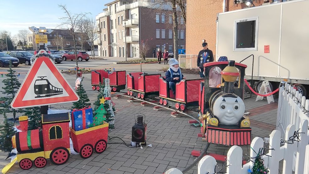 Der Weihnachts-Express hielt am Wochenende in Ihrhove. Fotos: Scherzer