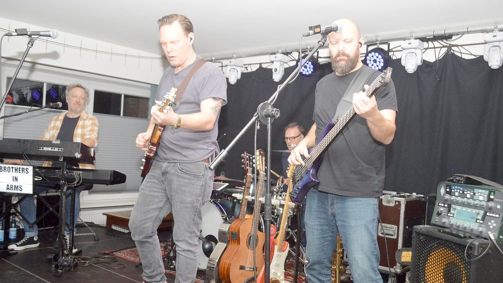 Die Coverband „Brothers in Arms“ war bei Plümers Gaststätte in Rhaudermoor zu Gast. Foto: Weers