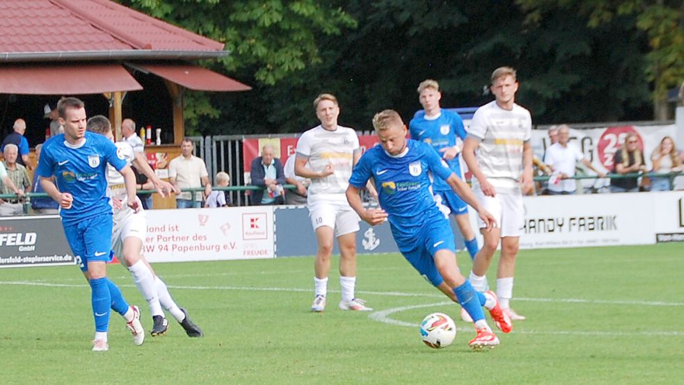 Blau-Weiß Papenburg (am Ball Lukas Koets) schließt das Jahr mit einem Erfolgserlebnis ab. Archivfoto: Reemts