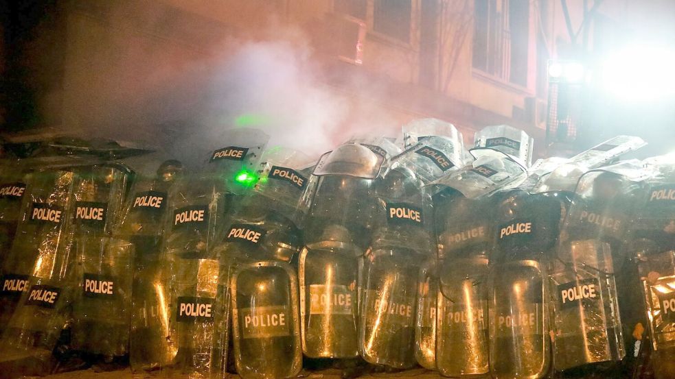 In der Hauptstadt Tiflis zog die Polizei erneut starke Kräfte für einen möglichen Einsatz gegen die Demonstranten zusammen. Foto: Zurab Tsertsvadze/AP/dpa