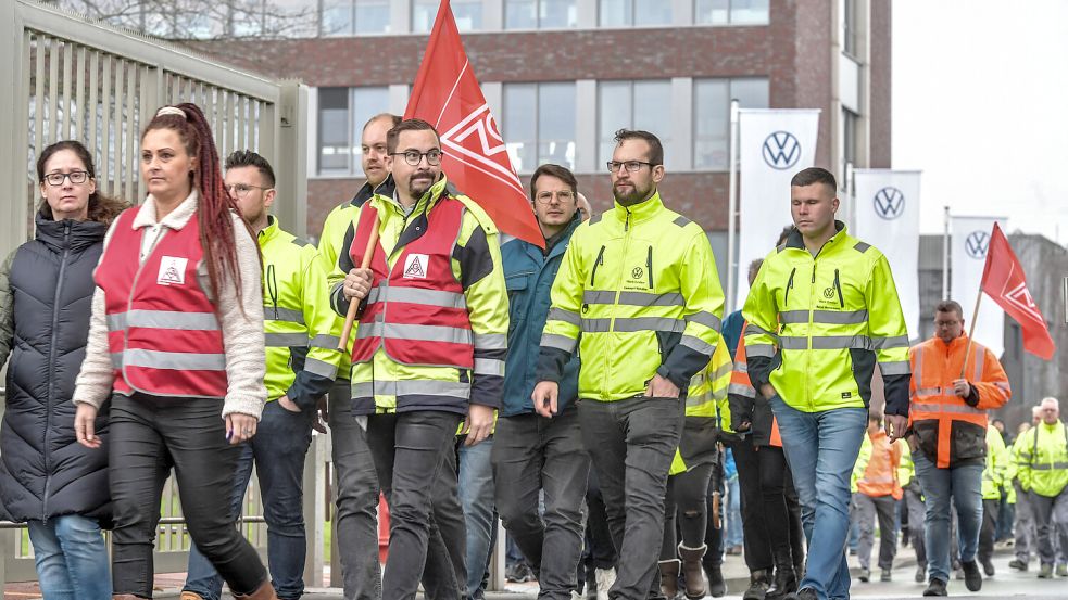 VW-Mitarbeiterinnen und Mitarbeiter streiken ab diesem Montagvormittag in Emden. Foto: Ortgies