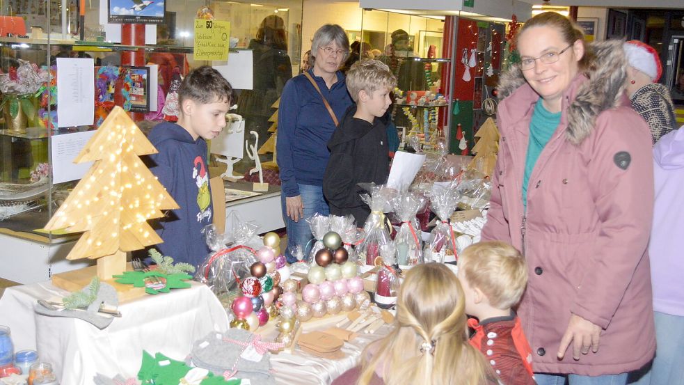 Den Gästen wurde während des Weihnachtsbasares im Schulzentrum Collhusen unter anderem eine große Auswahl an weihnachtlichen Dekorationen geboten. Foto: Weers