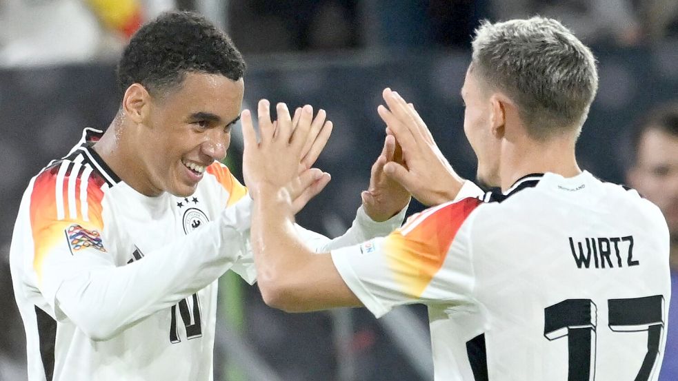 Teamkollegen im Nationalteam, Gegner im Pokal: Jamal Musiala (l) und Florian Wirtz. Foto: Fabian Strauch/dpa