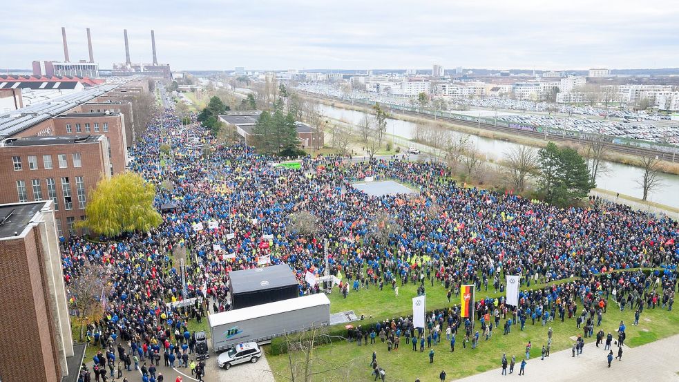 Fast 100.000 Teilnehmer zählte die IG Metall an den Warnstreiks bei Volkswagen. Foto: Julian Stratenschulte/dpa Pool/dpa