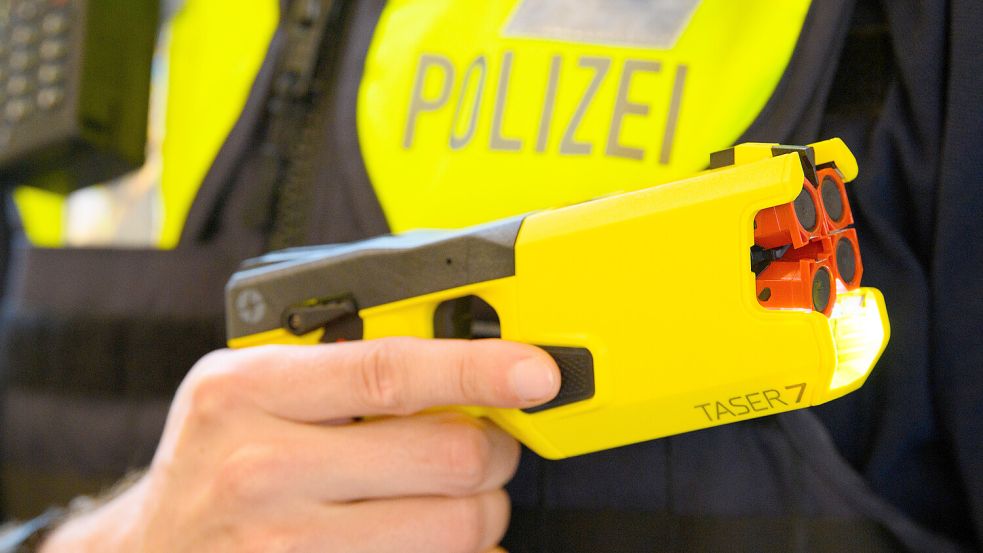 Ein betrunkener Mann ist am Montag im Bremer Ostertorviertel ausgerastet und hat Polizisten mit einem Messer bedroht. Die Beamten überwältigten ihn mit einem Taser. Foto: Soeren Stache / dpa