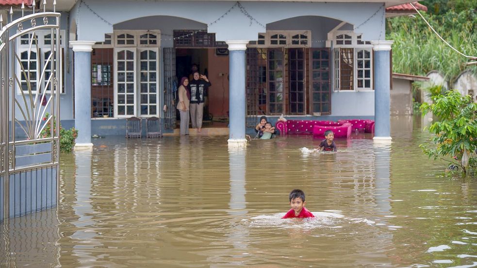 Zahlreiche Häuser standen unter Wasser. Foto: Vincent Thian/AP/dpa