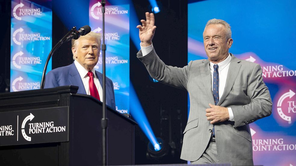 Robert F. Kennedy Jr. (rechts) soll unter Donald Trump die obersten Gesundheitsbehörden der USA leiten. Foto: IMAGO/Robin Rayne