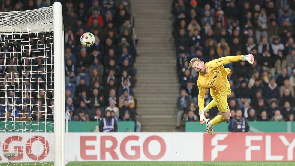 Sehenswertes Tor: Christopher Lannert trifft gegen Torwart Florian Müller zum 1:0 für Bielefeld. Foto: Friso Gentsch/dpa