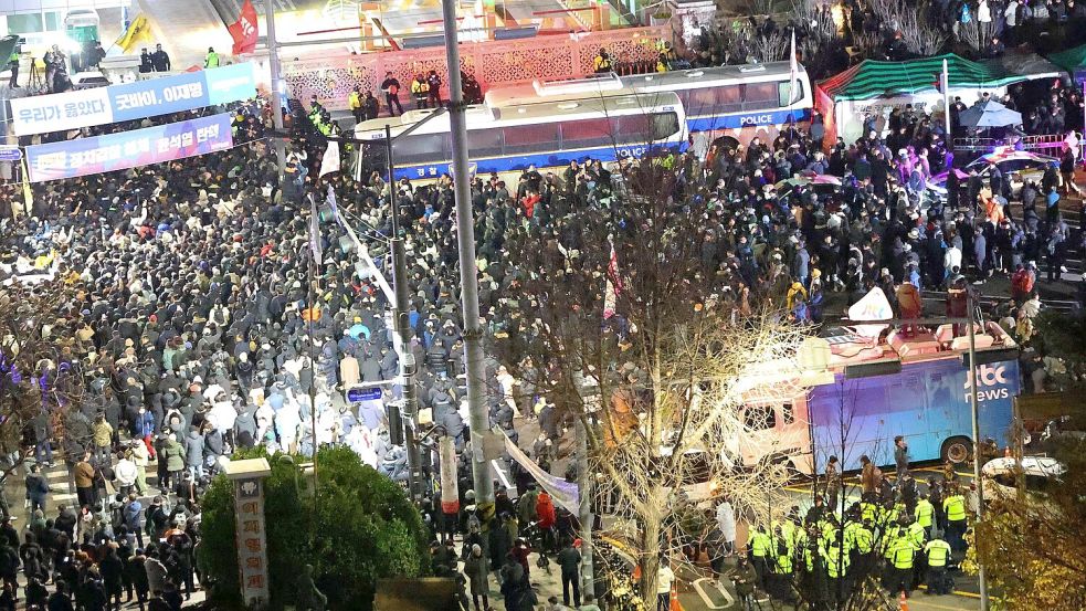 Demonstranten vor dem Parlamentsgebäude in Seoul. Foto: Kim Do-hoon/Yonhap/AP/dpa