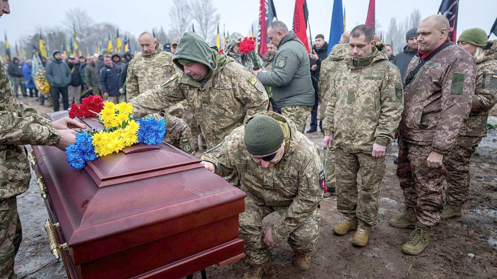 Auch die Ukraine hat hohe Verluste. (Archivbild) Foto: Evgeniy Maloletka/AP/dpa