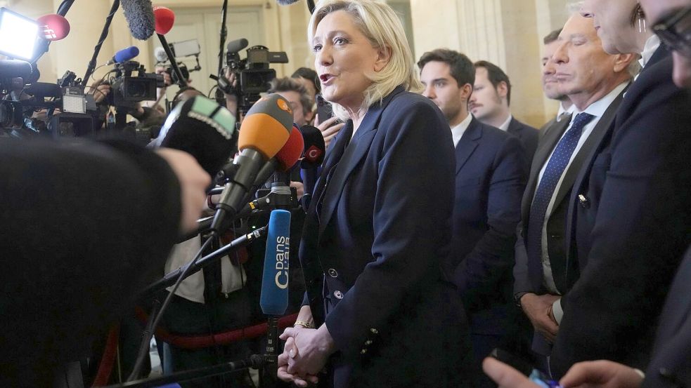 Zunächst hatte das Rassemblement National von Marine Le Pen die Mitte-Rechts-Regierung von Premier Barnier geduldet, jetzt wollen die Rechtsnationalen ihm das Vertrauen entziehen. (Archivbild) Foto: Michel Euler/AP/dpa