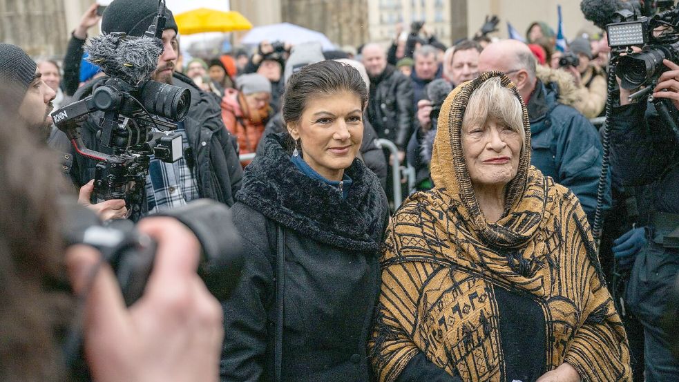 Schon im Februar 2023 meldeten sich Sahra Wagenknecht und Alice Schwarzer gemeinsam mit einem „Manifest für Frieden“, jetzt unterstützen sie einen neuen Vorstoß für einen Waffenstillstand in der Ukraine. (Archivbild) Foto: Christophe Gateau/dpa