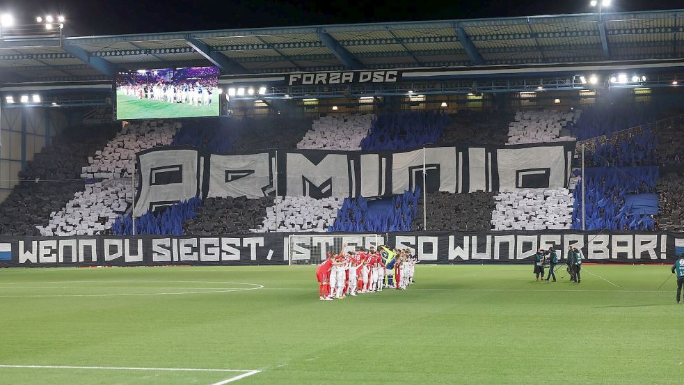 Große Euphorie: Die Bielefelder Fans können sich auf mindestens einen weiteren Pokalabend freuen. Foto: Friso Gentsch/dpa