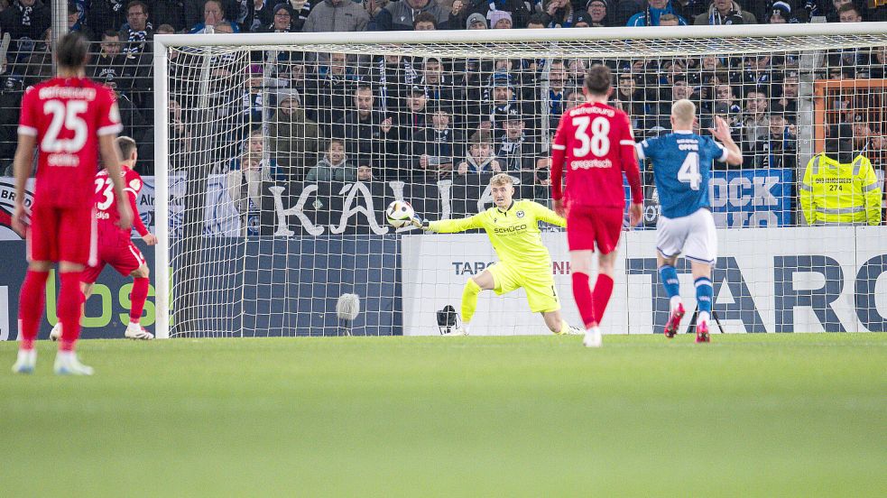 Entschäft hier den zentral geschossenen Strafstoß von Freiburgs Florent Muslija: Ex-Meppen-Torhüter Jonas Kersken hatte großen Anteil an der Bielefelder Pokal-Überraschung gegen den Bundesligisten SC Freiburg. Foto: imago/Noah Wedel