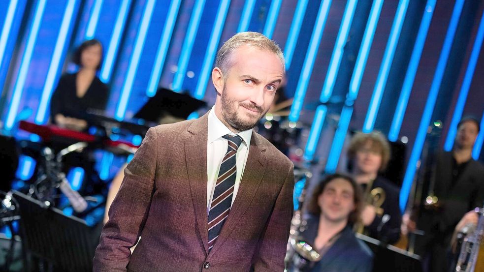 Im skurrilen Champagner-Streit mit dem TV-Moderator Jan Böhmermann droht dem umstrittenen AfD-Politiker Maximilian Krah eine Niederlage. (Archivbild) Foto: Rolf Vennenbernd/dpa