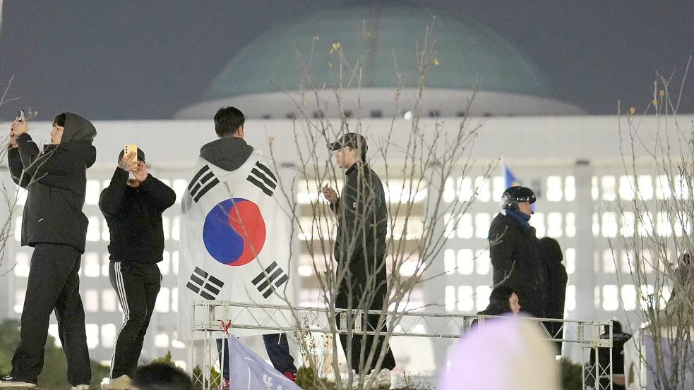 Vor der südkoreanischen Nationalversammlung versammelten sich Tausende Demonstranten. Foto: Lee Jin-man/AP/dpa