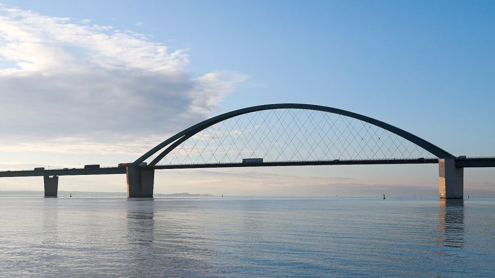 Die feste Fehmarnbeltquerung ist eines der größten Infrastrukturprojekte in Deutschland. Teil der Verbindung ist auch die Fehmarnsundbrücke. Foto: Charisius/DPA