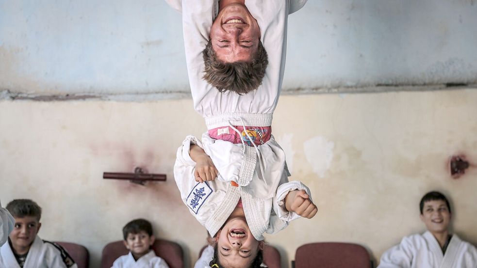 Ein ausgezeichnetes Bild von Anas Alkharboutli, das einen Karate-Kurs für Kinder in einer Schule im Dorf Aljiina zeigt. Foto: Anas Alkharboutli/dpa