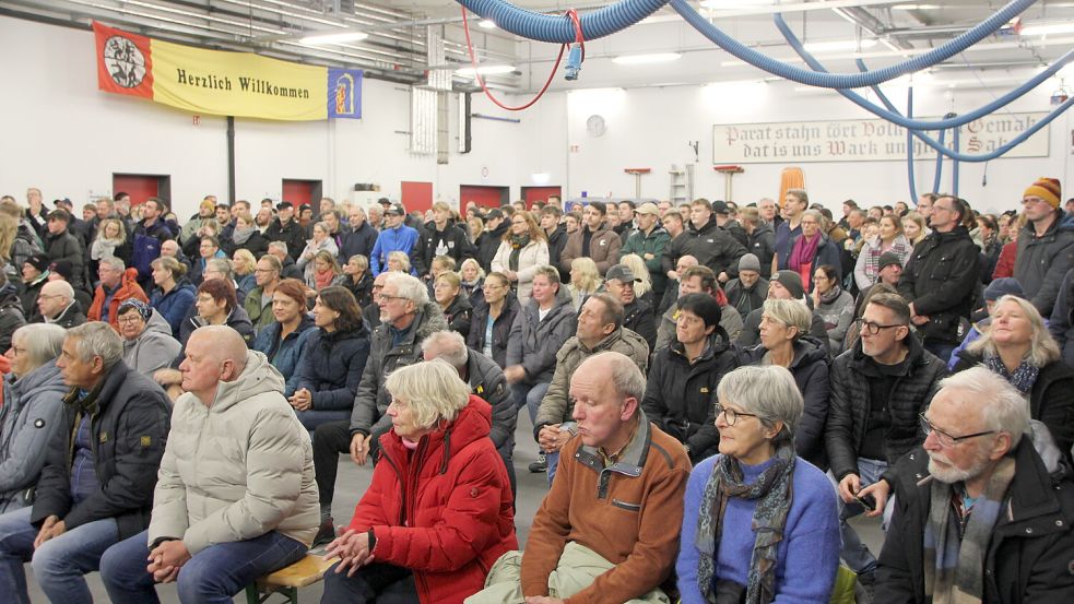 Das Thema Klaasohm bewegt Borkum: volle Hütte im Feuerwehrhaus. Foto: Ferber