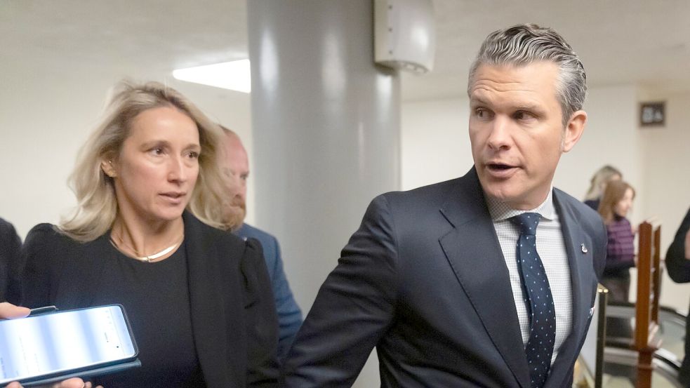 Bei Hegseth‘ Werbetour im Senat ist seine Ehefrau Jennifer Rauchet auch dabei. Foto: Mark Schiefelbein/AP/dpa