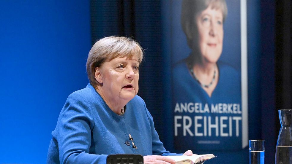 Merkel hat das Buch mit ihrer ehemaligen Büroleiterin Beate Baumann verfasst. (Archivbild) Foto: Stefan Sauer/dpa