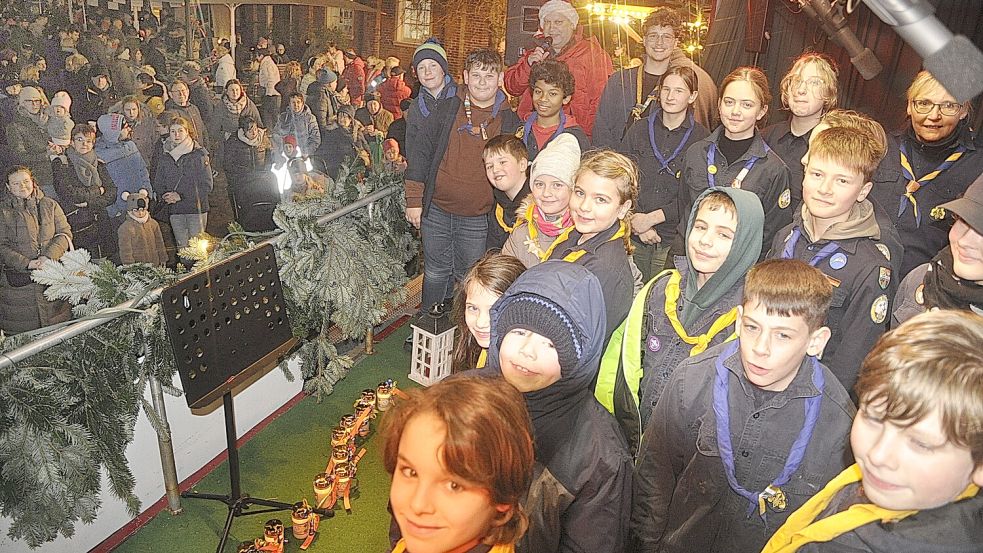 Die Wildgänse aus Leer haben das Friedenslicht im vergangenen Jahr auf dem Weihnachtsmarkt verteilt. Das wird dieses Jahr wieder so sein. Foto: Archiv