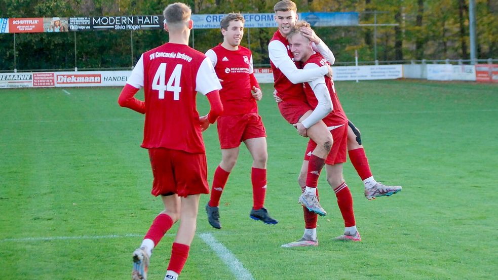 Grund zum Jubeln wie hier beim 4:2-Sieg gegen Pewsum hatte Ihrhove vor allem zum Ende der Hinrunde. Foto: Reemts