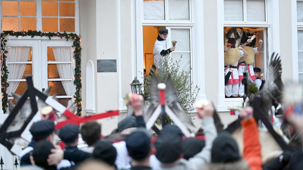 In einem ersten Teil des Brauches werden die ausgewählten Klaasohms an ihren Vereinslokalen eingesammelt. Foto: Lars Penning/dpa