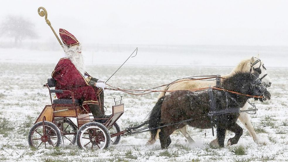 Ein Nikolaus macht sich auf den Weg zur Arbeit. Foto: dpa/Thomas Warnack