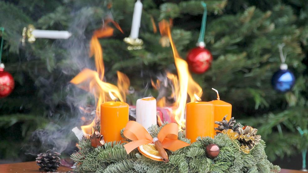 Einen Adventskranz darf man nicht unbeaufsichtigt lassen. Foto: Holger Bauer/ Landesfeuerwehrverband Schleswig-Holstein