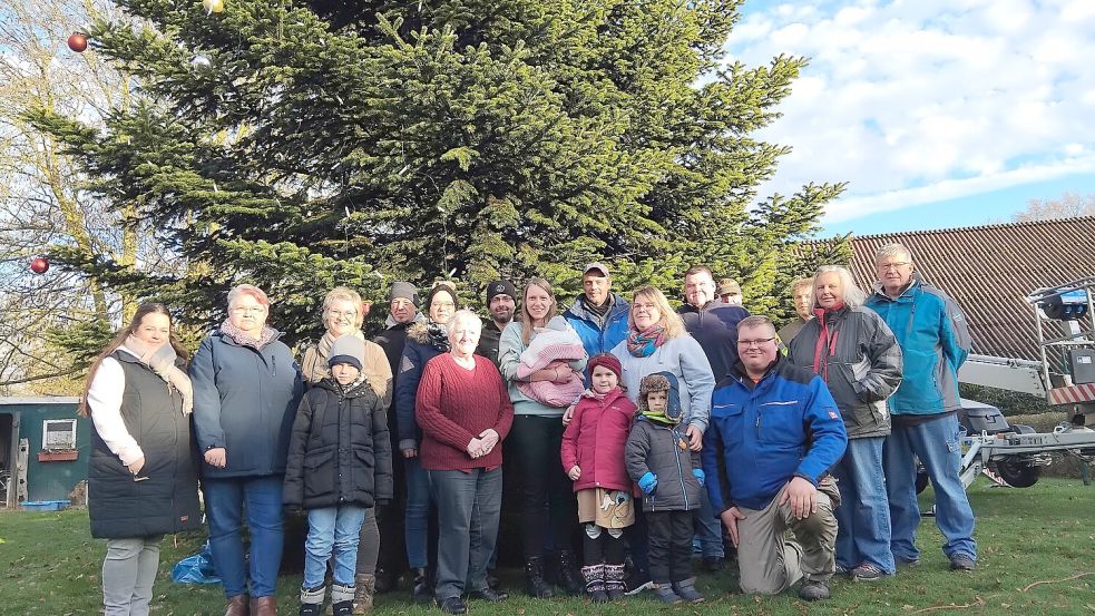 Verwandte, Bekannte, Nachbarn und Freunde der Familie Dononelli halfen beim Schmücken der prächtigen Nordmanntanne mit.