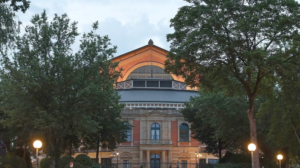 Den öffentlichen Haushalten geht es schlecht - die Bayreuther Festspiele müssen deshalb sparen. (Archivbild) Foto: Daniel Löb/dpa