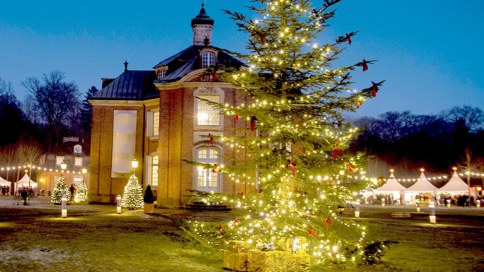 Beim „Advent auf Schloss Clemenswerth“ präsentieren vor barocker Kulisse rund 100 Aussteller ihre Produkte. Foto: Archiv