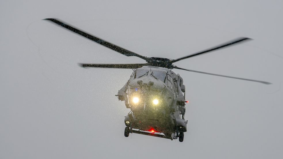 Ein NH90-Bordhubschrauber der Fregatte „Nordrhein-Westfalen“ sollte sich ein russisches Schiff bei Bornholm offenbar näher ansehen – und bekam als Antwort rote Signalmunition. Foto: dpa/Stefan Puchner