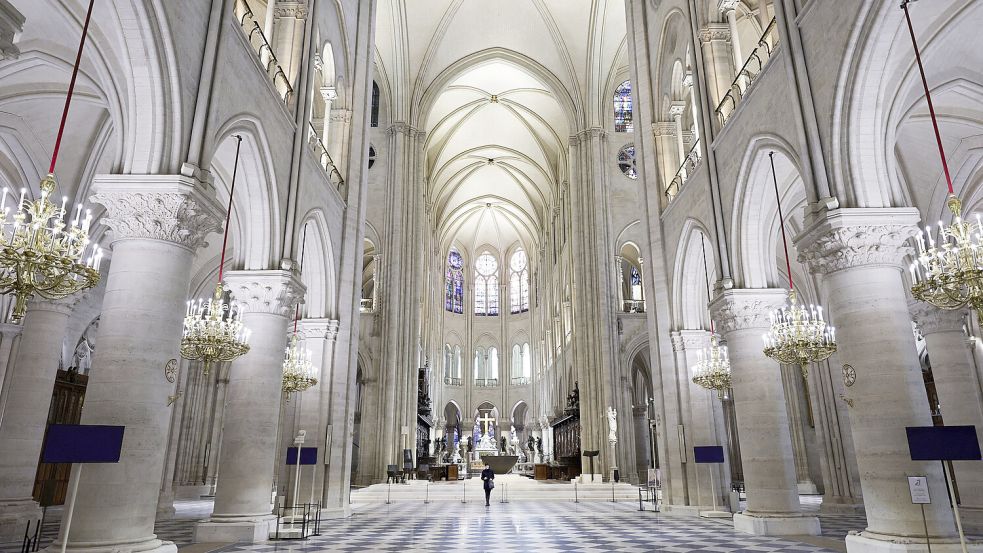 So strahlend weiß wie noch nie: Das Kirchenschiff der Kathedrale Notre-Dame in Paris nach dem Wiederaufbau. Foto: dpa/POOL/AP