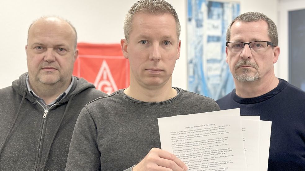 Wilfried Specker (von links), Marcel Taubert und Guido Papencordt vom Betriebsrat haben von der Opti-Belegschaft einen zweieinhalbseitigen Fragenkatalog erhalten, den sie gerne von Axel Geuer von der Unternehmensgruppe Aequita in München beantwortet haben möchten. Foto: Janßen