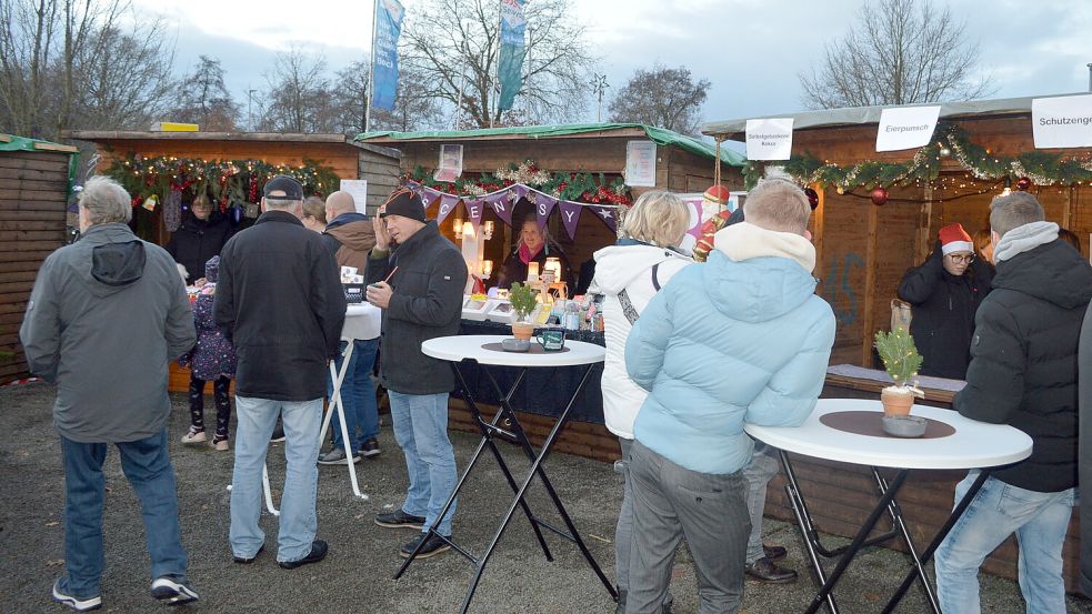 An diesem Sonnabend fanden schon viele Besucher den Weg zum Weihnachtsmarkt in Ostrhauderfehn. Foto: Weers