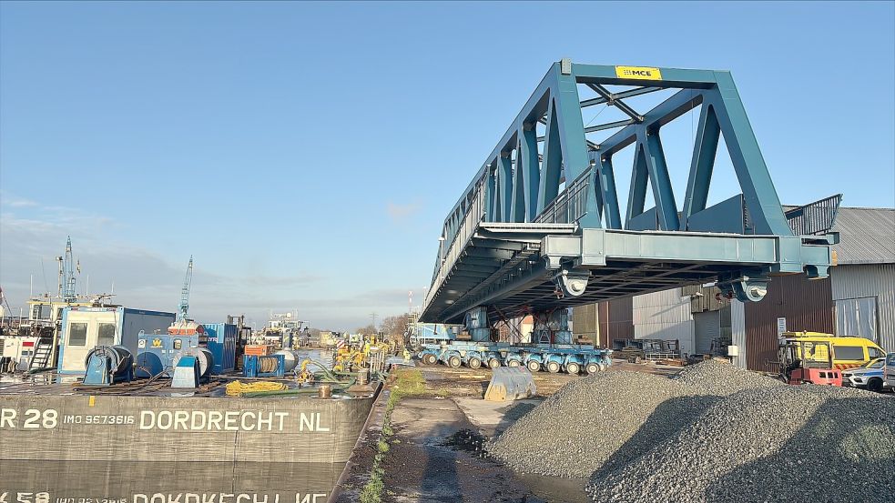 Dieses Brückenteil wird gerade im Papenburger Hafen verladen. Das Bauteil für die Friesenbrücke ist 145 Meter lang und 1800 Tonnen schwer. Foto: Ammermann