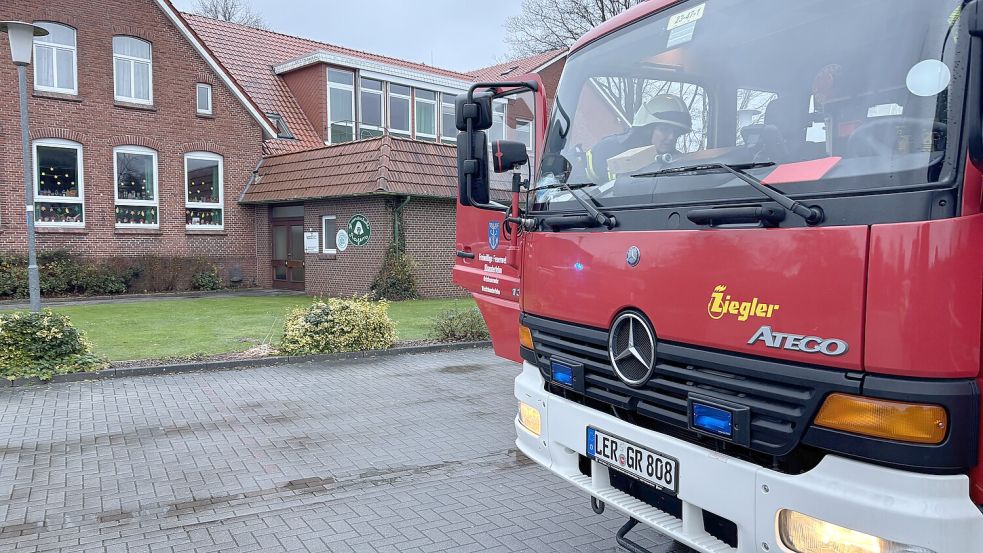 Die Feuerwehr ist wegen eines Schmorbrandes in einer Grundschule in Westrhauderfehn im Einsatz. Foto: Ammermann