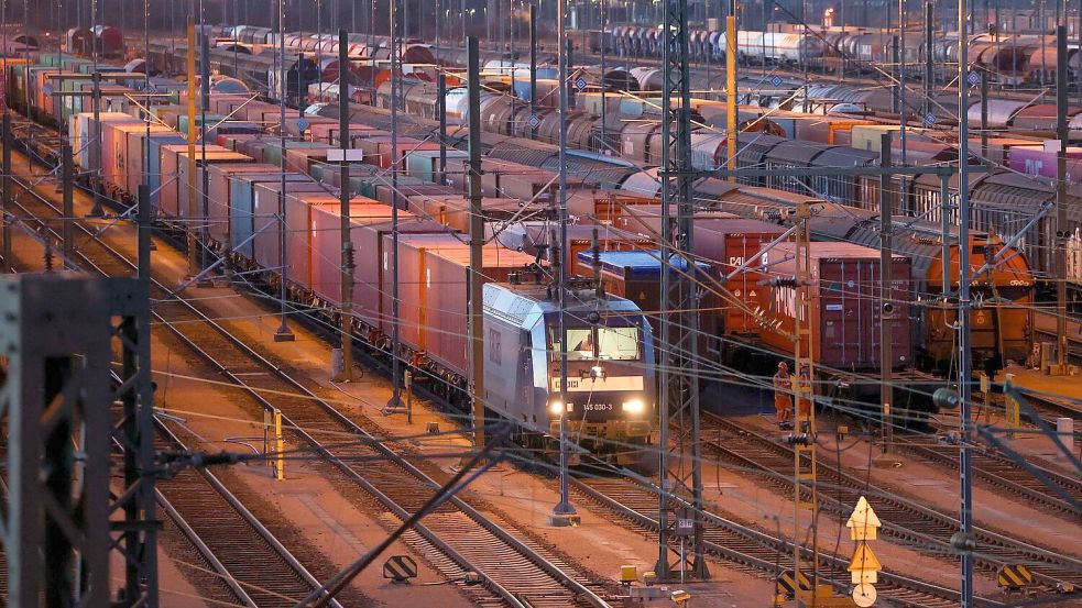 Konzernchefin Sigrid Nikutta muss die Güterverkehrstochter DB Cargo bis 2026 wieder in die schwarzen Zahlen führen. (Archivbild) Foto: Bodo Marks/dpa