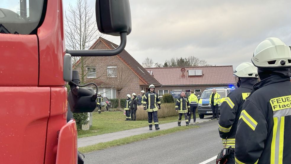 Auf der Ihrener Straße war ein Wagen von der Straße abgekommen. Die Fahrerin wurde von Ersthelfern befreit. Polizei und Feuerwehr waren im Einsatz. Foto: Janßen