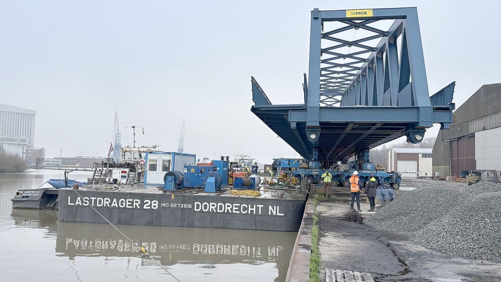 Mit Hilfe von zwei ferngesteuerten Schwerlasttransportern wurde das 145 Meter lange Brückenteil für die neue Friesenbrücke - die Eisenbahnbrücke über die Ems bei Hilkenborg und Weener - auf zwei Spezialpontons verladen. Foto: Ammermann