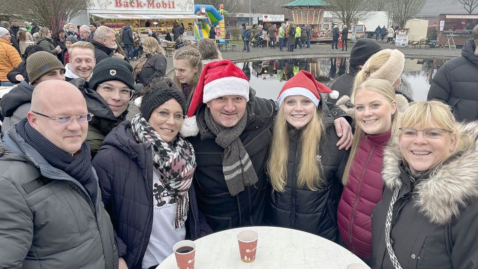 Elina Luikenga (Mitte, mit Mütze) und Inga Luikenga (rechts daneben) vom Osterfehntjer Dance Team genossen nach ihrem Auftritt mit Familie und Freunden den Weihnachtsmarkt. Foto: Janßen