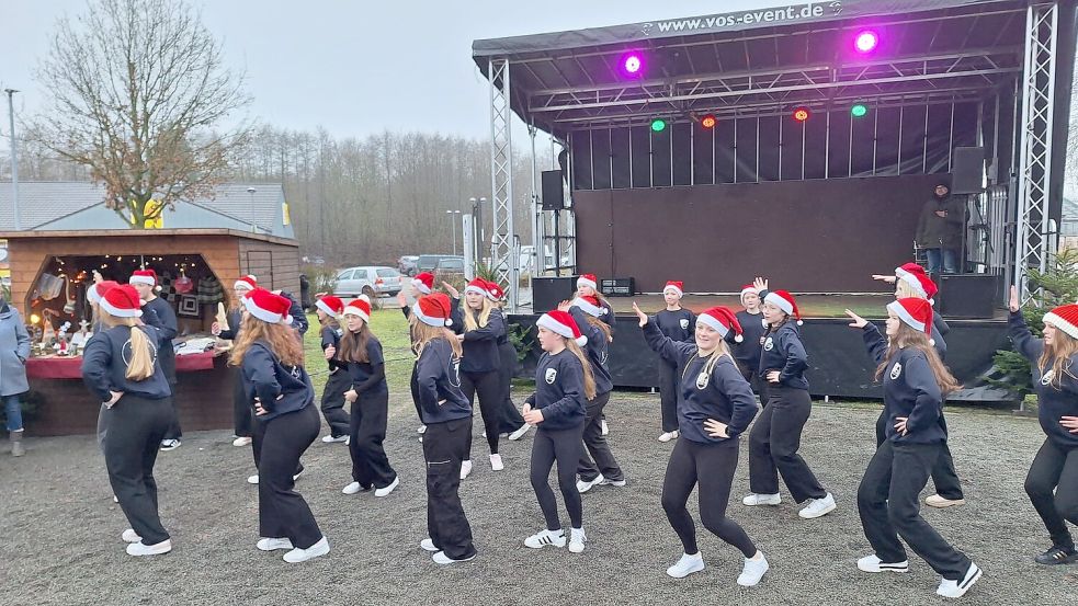 Das Osterfehntjer Dance Team, trainiert von Inga Luikenga, Ina Balssen und Jule Poppe, brachte mit seinem Auftritt Schwung in die Sache. Foto: privat