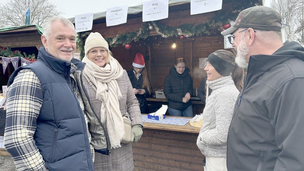 Auch Ostrhauderfehns Bürgermeister Günter Hardes (links) schaute auf dem Markt an neuer Adresse vorbei. Foto: Janßen