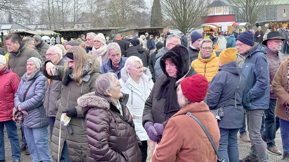 Auf dem Weihnachtsmarkt in Ostrhauderfehn war es richtig voll. Foto: Janßen