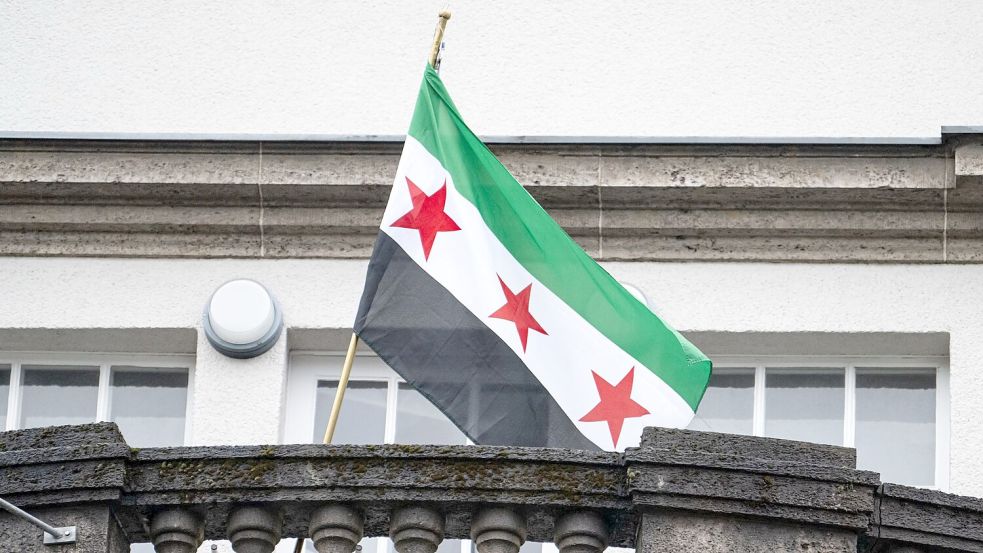 Über der syrischen Botschaft in Berlin weht jetzt die Flagge der Revolutionäre. Foto: Fabian Sommer/dpa